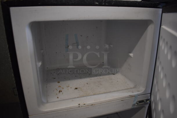 Frigidaire EFR749 Metal Cooler Freezer Combo Unit. 115 Volts, 1 Phase. 21.5x21x54.5. Tested and Powers On But Does Not Get Cold - Image 4 of 7