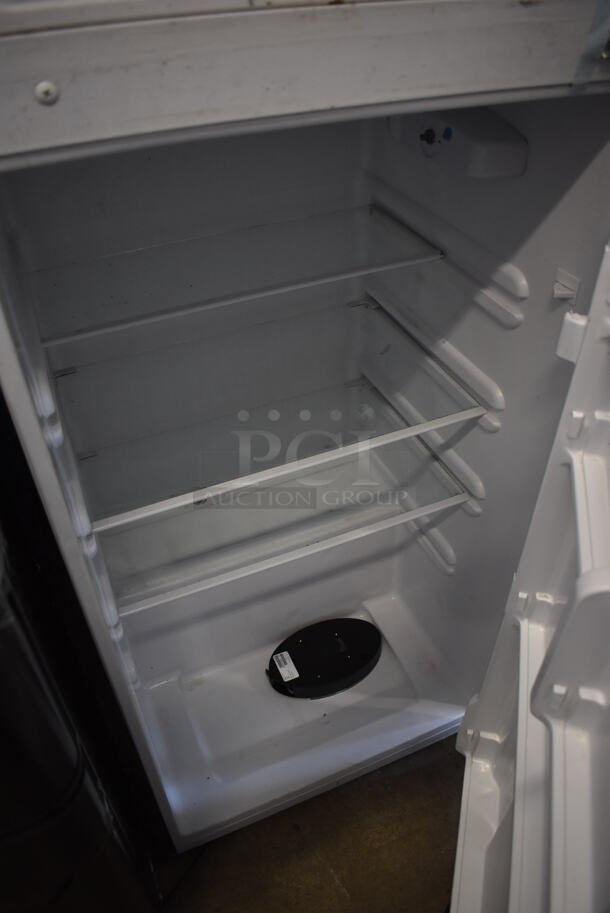 Frigidaire EFR749 Metal Cooler Freezer Combo Unit. 115 Volts, 1 Phase. 21.5x21x54.5. Tested and Powers On But Does Not Get Cold - Image 5 of 7