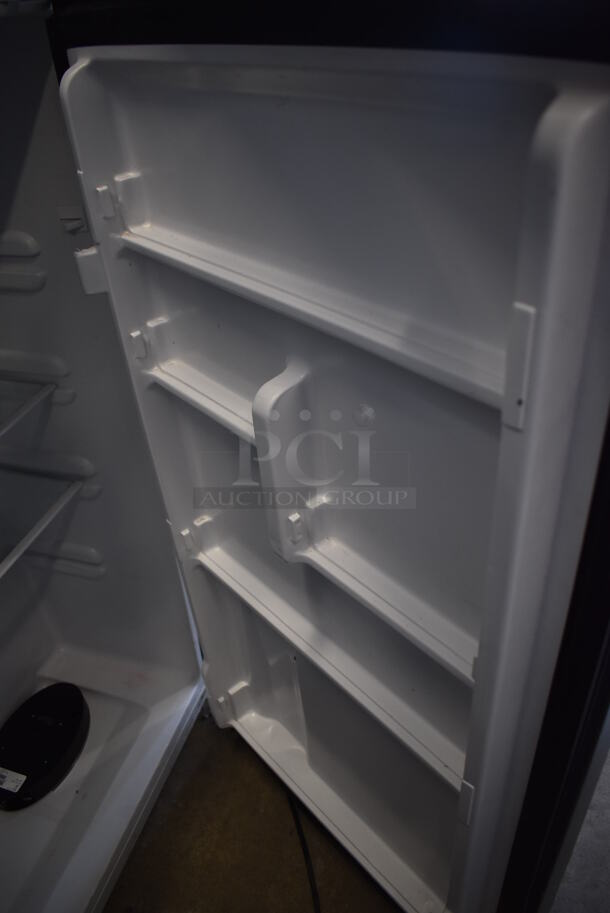 Frigidaire EFR749 Metal Cooler Freezer Combo Unit. 115 Volts, 1 Phase. 21.5x21x54.5. Tested and Powers On But Does Not Get Cold - Image 6 of 7