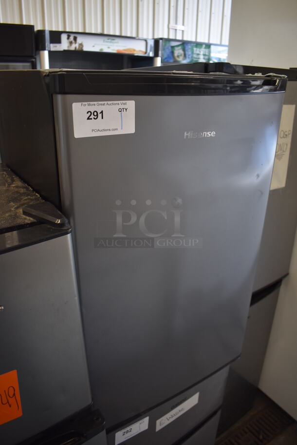 Hisense Metal Mini Cooler. 20x22x32. Tested and Powers On But Does Not Get Cold - Image 2 of 6