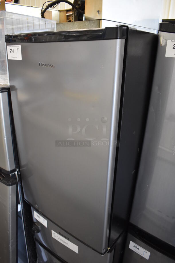 Hisense Metal Mini Cooler. 20x22x32. Tested and Powers On But Does Not Get Cold - Image 3 of 6