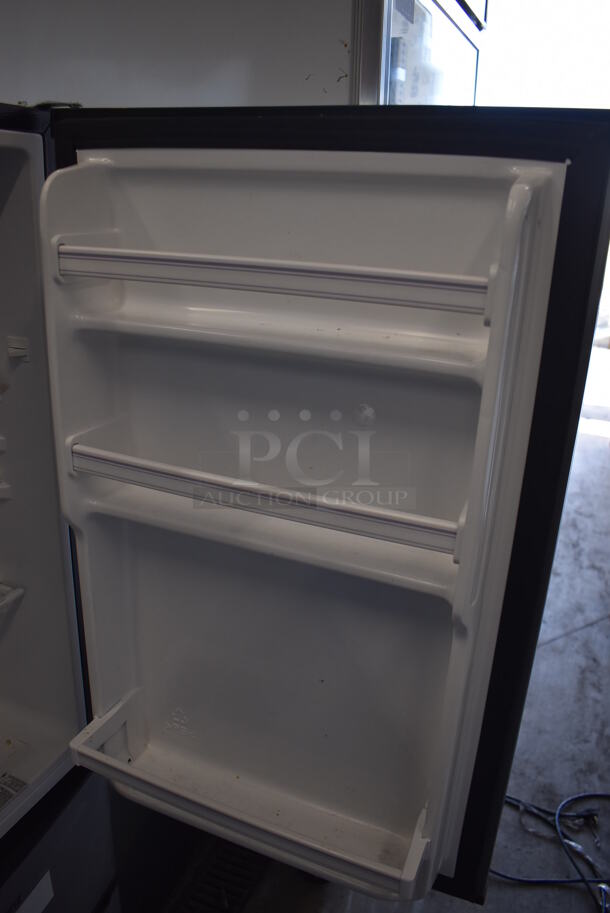 Hisense Metal Mini Cooler. 20x22x32. Tested and Powers On But Does Not Get Cold - Image 5 of 6