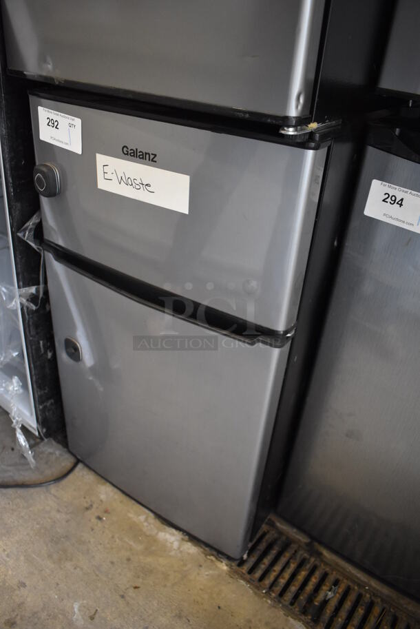 Galanz GL31S5E Metal Mini Cooler Freezer Combo Unit. 115 Volts, 1 Phase. 19x21x32. Tested and Powers On But Does Not Get Cold - Image 3 of 7