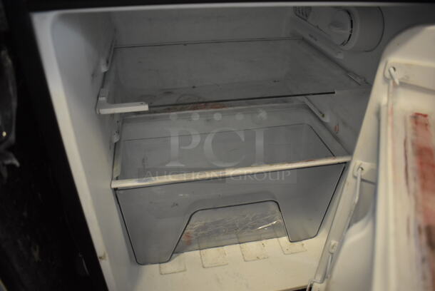 Galanz GL31S5E Metal Mini Cooler Freezer Combo Unit. 115 Volts, 1 Phase. 19x21x32. Tested and Powers On But Does Not Get Cold - Image 4 of 7