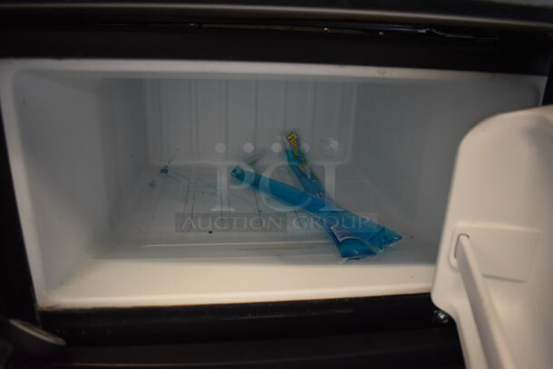 Galanz GL31S5E Metal Mini Cooler Freezer Combo Unit. 115 Volts, 1 Phase. 19x21x32. Tested and Powers On But Does Not Get Cold - Image 6 of 7