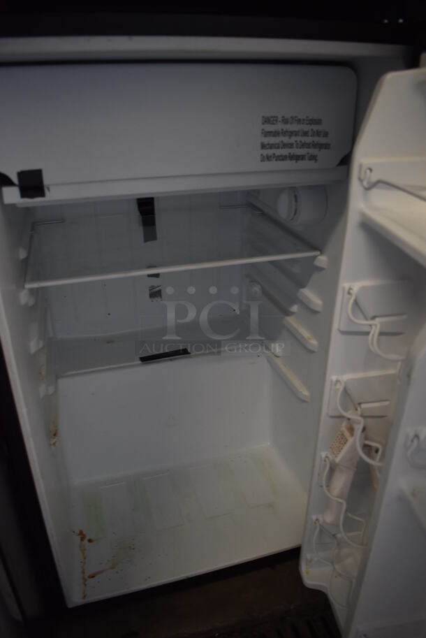 Galanz GL43S5 Metal Mini Cooler. 120 Volts, 1 Phase. 19x21x32. Tested and Does Not Power On - Image 4 of 5