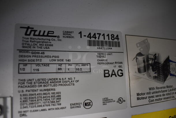 True GDM-45 Metal Commercial 2 Door Reach In Cooler Merchandiser w/ Poly Coated Racks. 115 Volts, 1 Phase. 51x30x78. Tested and Powers On But Does Not Get Cold - Image 4 of 5