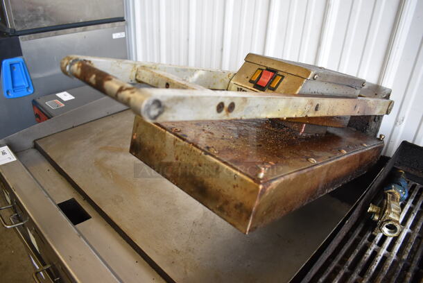 Vulcan Stainless Steel Commercial Countertop Natural Gas Powered Flat Top Griddle w/ Panini Press Lid and Thermostatic Controls. 36x36x18 - Image 6 of 6
