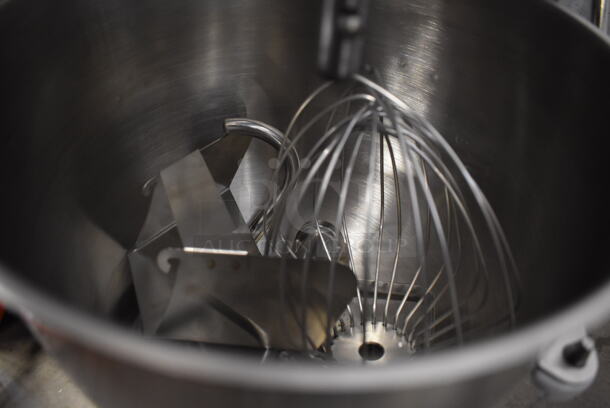 BRAND NEW IN BOX! KitchenAid KSMC895WH White Metal Countertop 8 Qt. Bowl Lift Planetary Dough Mixer w/ Stainless Steel Mixing Bowl, Bowl Guard, Dough Hook, Whisk and Paddle Attachments. 120 Volts, 1 Phase. 17x13x19. Tested and Working! - Image 3 of 7