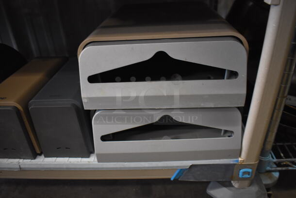 ALL ONE MONEY! Tier Lot of Various Items Including Poly Soap Dispensers and Fan - Image 2 of 4