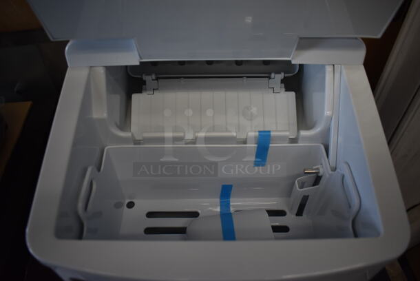 BRAND NEW SCRATCH AND DENT! Whynter IMC-330WS Stainless Steel Commercial Countertop Portable Ice Maker. 115 Volts, 1 Phase. 12x15x13. Tested and Working! - Image 4 of 6