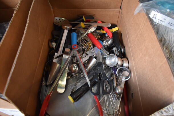 ALL ONE MONEY! Tier Lot of Various Items Including Poly Containers and Utensils - Image 4 of 6