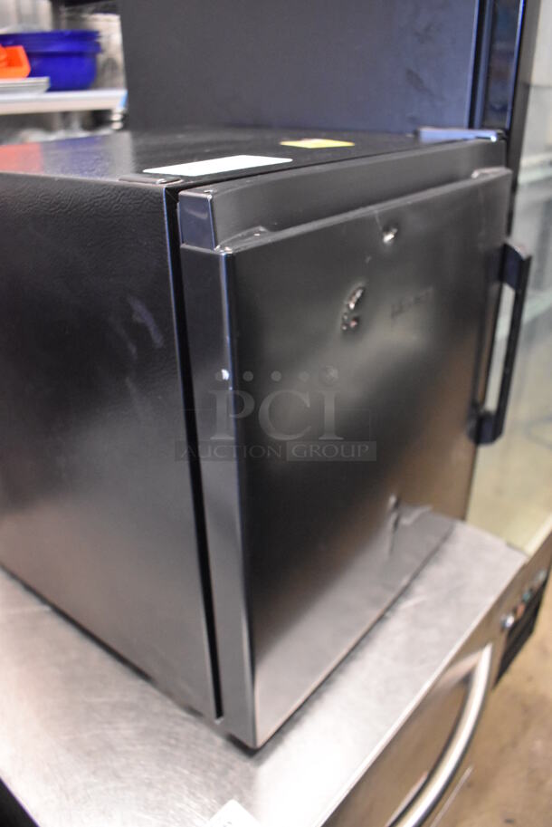 2022 Hisense WMS017M6XBE Metal Mini Cooler. 115 Volts, 1 Phase. 17.5x18x19. Tested and Working! - Image 3 of 5