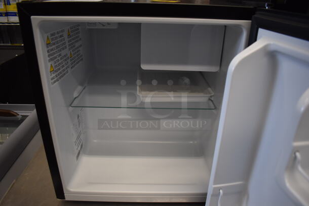 2022 Hisense WMS017M6XBE Metal Mini Cooler. 115 Volts, 1 Phase. 17.5x18x19. Tested and Working! - Image 4 of 5