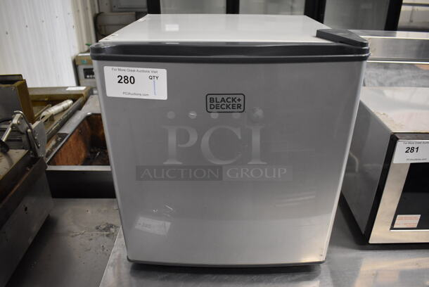 Black & Decker BCRK17 Metal Mini Cooler. 115 Volts, 1 Phase. 17.5x18.5x20. Tested and Working! - Image 1 of 5