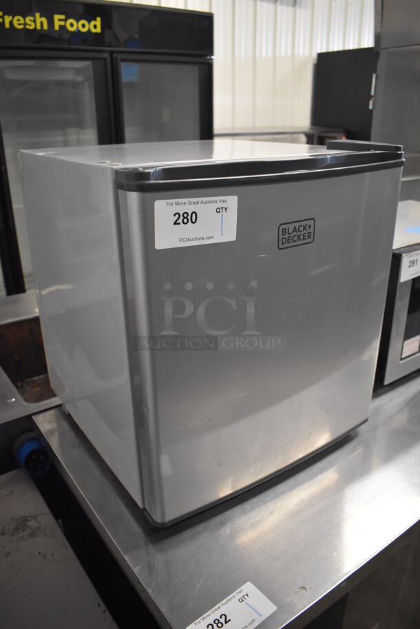 Black & Decker BCRK17 Metal Mini Cooler. 115 Volts, 1 Phase. 17.5x18.5x20. Tested and Working! - Image 2 of 5