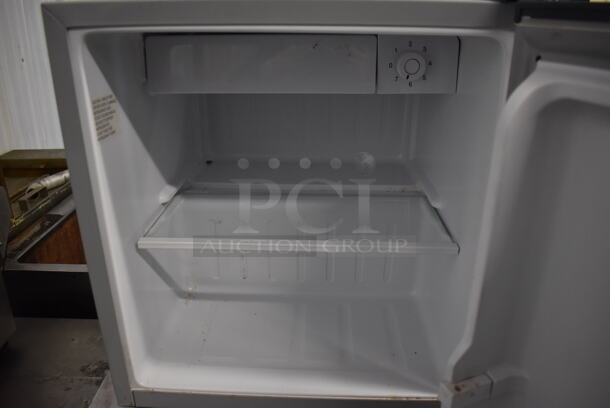 Black & Decker BCRK17 Metal Mini Cooler. 115 Volts, 1 Phase. 17.5x18.5x20. Tested and Working! - Image 4 of 5