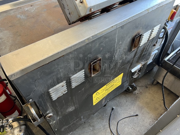 Stainless Steel Commercial Floor Style Electric Powered Flat Top Griddle w/ 2 Lowering Panini Press Tops on Commercial Casters. 208/240 Volts. 39.5x39x34 - Image 8 of 9