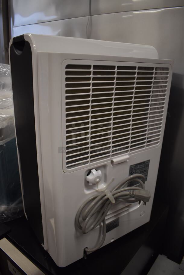 BRAND NEW SCRATCH AND DENT! Pelonis PAD40C1AWT Metal Portable Dehumidifier on Casters. 115 Volts, 1 Phase. 15.5x11x24. Tested and Working! - Image 6 of 6