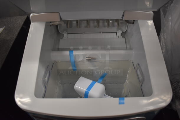 BRAND NEW SCRATCH AND DENT! Whynter IMC-491DC Stainless Steel Commercial Countertop Portable Ice Maker. 115 Volts, 1 Phase. 14x17x16. Tested and Working! - Image 4 of 7