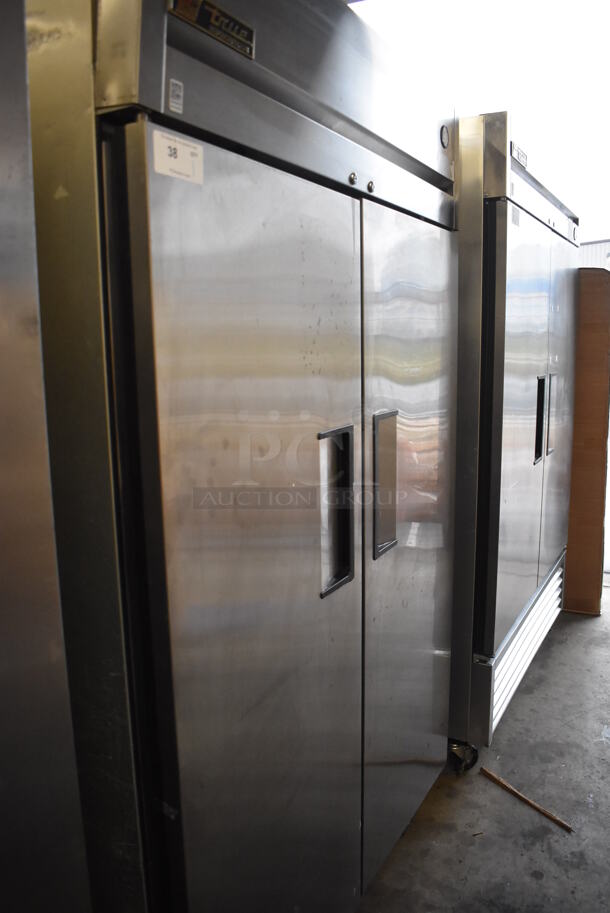 2011 True TG2R-2S Stainless Steel Commercial 2 Door Reach In Cooler w/ Poly Coated Racks on Commercial Casters. 115 Volts, 1 Phase. 51x35x83. Tested and Working! - Image 6 of 6