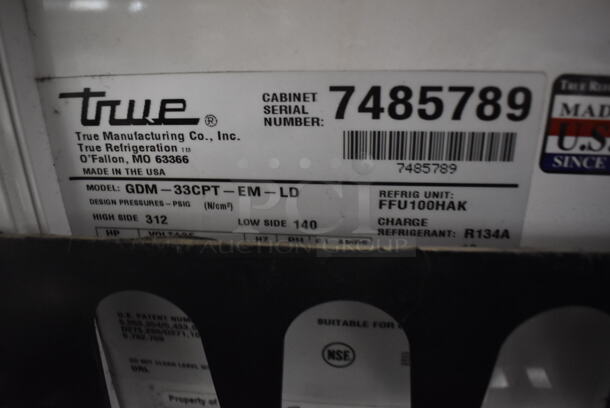 2012 True GDM-33CPT-EM-LD Metal Commercial 2 Door Reach In Pass Through Cooler Merchandiser w/ Poly Coated Racks and Drink Sliders. 115 Volts, 1 Phase. 40x24x60. Tested and Working! - Image 4 of 6