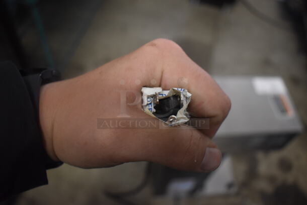 BRAND NEW SCRATCH AND DENT! 2022 Bunn VPR-APS Electric Pourover Airpot Coffee Brewer, Black. 120V, 1 Phase. - Image 5 of 5