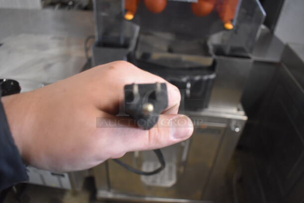 2016 Zumex Electric Speed Pro Tank Podium D&C Automatic Juicer On Commercial Casters. 115V  Tested and Working! - Image 9 of 10