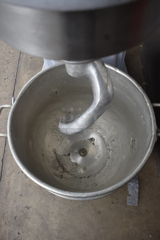 HARD TO FIND 115V Unit! Hobart H-600 60 Quart Four Speed Dough Mixer With Metal Bowl And Dough Hook. 115V, 1 Phase. Tested and Working! - Image 4 of 7