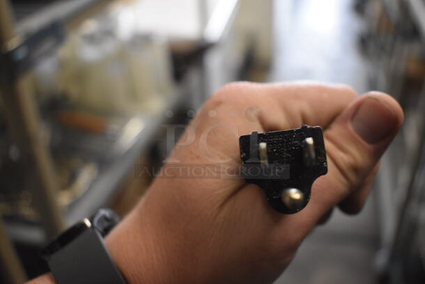 Avantco SG-811EB Commercial Stainless Steel Electric Countertop Panini Grill. 120V.  Tested and Working! - Image 6 of 6