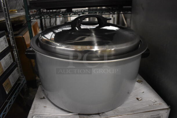 BRAND NEW SCRATCH AND DENT! Avantco  Stainless Steel Electric Rice Cooker/Warmer With Removable Lid, Spoon and Manual. Tested and Working! 240V. 