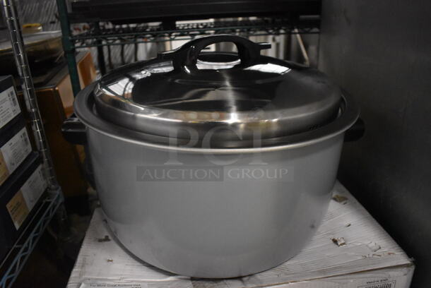 BRAND NEW SCRATCH AND DENT! Avantco  Stainless Steel Electric Rice Cooker/Warmer With Removable Lid, Spoon and Manual. Tested and Working! 240V.  - Image 1 of 6