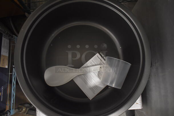 BRAND NEW SCRATCH AND DENT! Avantco  Stainless Steel Electric Rice Cooker/Warmer With Removable Lid, Spoon and Manual. Tested and Working! 240V.  - Image 3 of 6