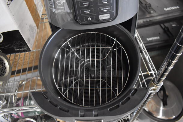 LIKE NEW! USED A FEW TIMES! Ninja AF101 Air Fryer. 115 Volts 1 Phase. Tested and Working! - Image 4 of 6