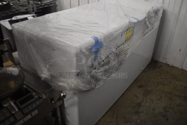 BRAND NEW SCRATCH AND DENT! GE FCM16DLWW White Chest Freezer. 115 Volts 1 Phase. Tested and Working!  - Image 2 of 5