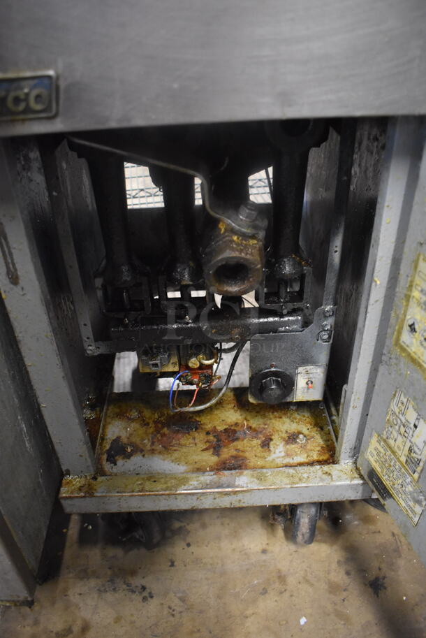 Pitco 35C+ Commercial Stainless Steel Natural Gas Fryer With 2 Fry Baskets On Commercial Casters. - Image 5 of 7