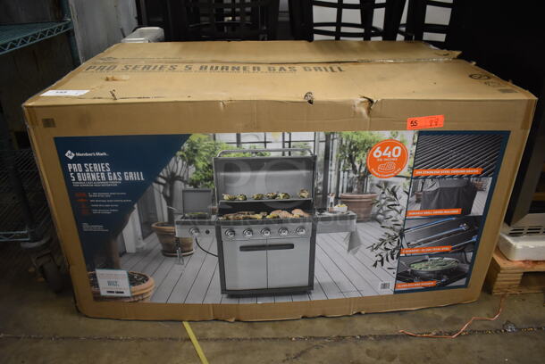 Brand New In Box! Scratch and Dent Member's Mark Pro Series Liquid Propane LP 5 Burner Gas Grill With Durable Cast Aluminum Firebox And Lid Endcaps. 62,500 BTU. - Image 2 of 4