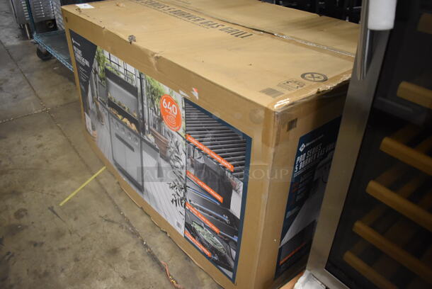 Brand New In Box! Scratch and Dent Member's Mark Pro Series Liquid Propane LP 5 Burner Gas Grill With Durable Cast Aluminum Firebox And Lid Endcaps. 62,500 BTU. - Image 4 of 4
