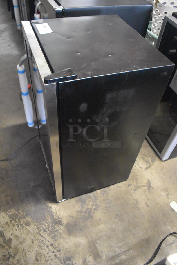 BRAND NEW SCRATCH AND DENT! Whynter BR-1211DS Freestanding 121 Can Beverage Refrigerator Stainless Steel Cooler with Metal Racks. 115 Volt 1 Phase. Tested and Working! - Image 4 of 7
