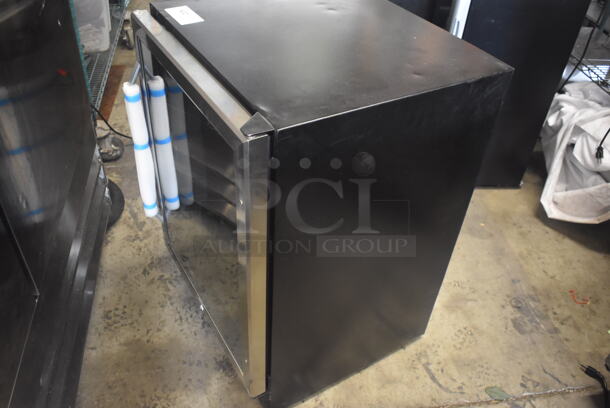 BRAND NEW SCRATCH AND DENT! Avanti BCA516SS Beverage Cooler Stainless Steel With Metal Racks 115 Volts 1 Phase. Tested and Working! - Image 4 of 6