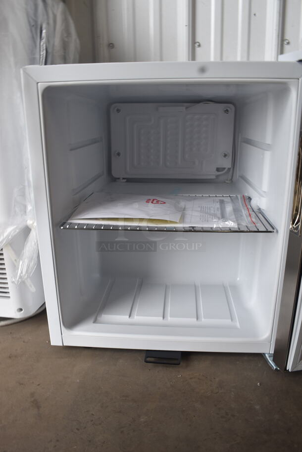 BRAND NEW SCRATCH AND DENT! Whynter BR-062WS Stainless Steel Beverage Cooler With View Through Door and Lock. 115 Volt 1 Phase. Tested and Working! - Image 4 of 6