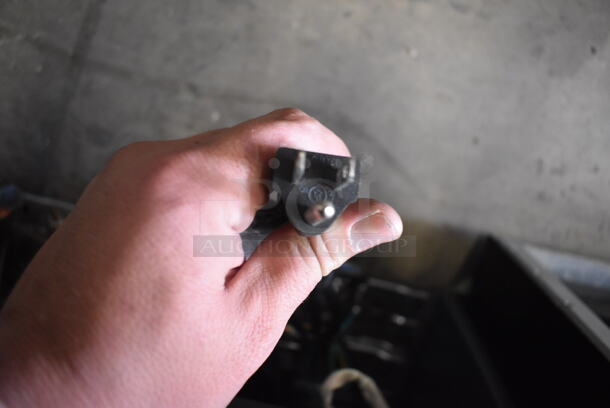 BRAND NEW SCRATCH AND DENT! Whynter BR-1211DS Freestanding 121 Can Beverage Refrigerator Stainless Steel Cooler with Metal Racks. 115 Volt 1 Phase. Tested and Working! - Image 2 of 7