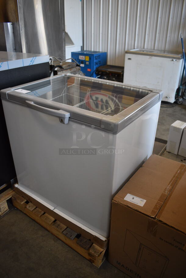 BRAND NEW! Model XS246YBL Chest Showcase Freezer. 110 Volt 1 Phase. Tested and Working! - Image 3 of 6