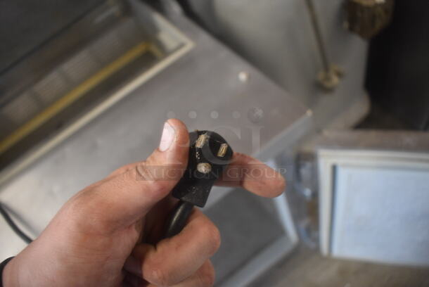 Beverage Air SP27 Sandwich Salad Mega Top Prep Table on Commercial Casters. 115 Volts. Tested and Working! - Image 7 of 8