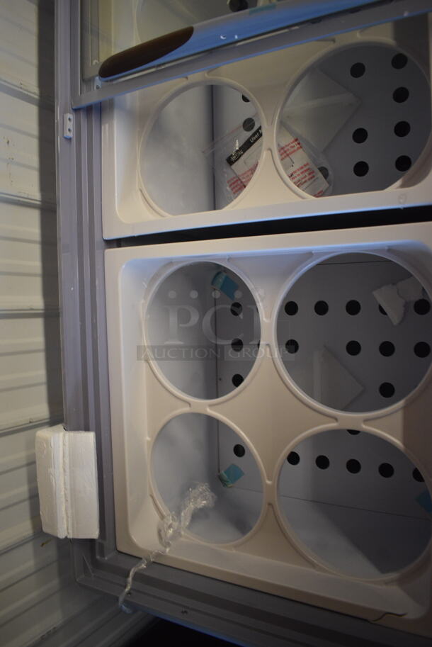 BRAND NEW SCRATCH AND DENT! Avantco ADC-12C-HC Curved Glass Sneeze Guard Ice Cream Dipping Cabinet - 71" 115 Volts. Tested and Working! - Image 4 of 9