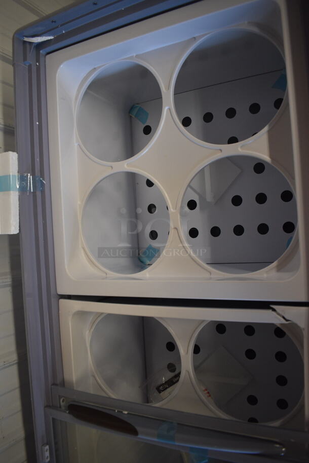 BRAND NEW SCRATCH AND DENT! Avantco ADC-12C-HC Curved Glass Sneeze Guard Ice Cream Dipping Cabinet - 71" 115 Volts. Tested and Working! - Image 5 of 9