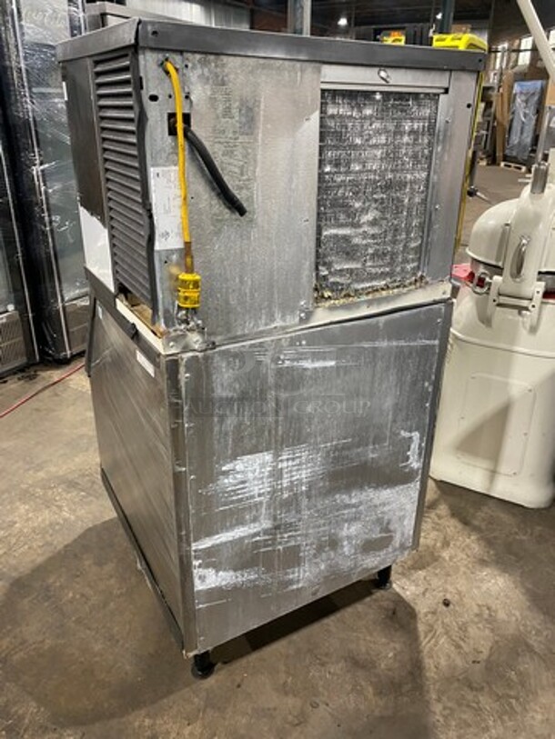 Manitowoc Commercial Ice Maker Machine! With Commercial Ice Bin! All Stainless Steel! On Legs! Model: QY0454A SN: 010162109 115V 60HZ 1 Phase - Image 3 of 7