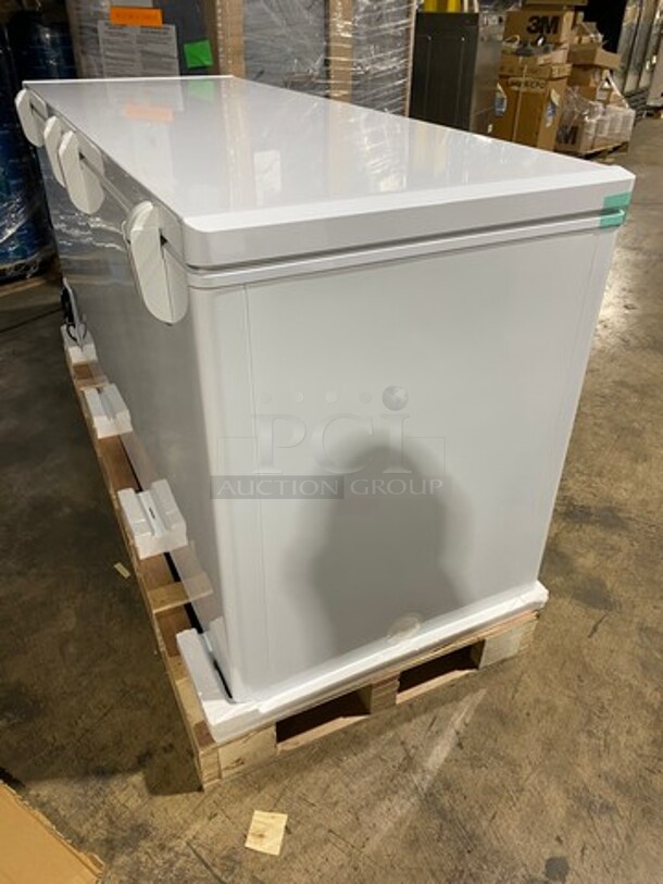 NEW! SCRATCH-N-DENT! LATE MODEL! Kelvinator Commercial Reach Down Chest Freezer! With Hinged Top Lid! Model: KCCF210WH SN: 148200020 115V - Image 3 of 12