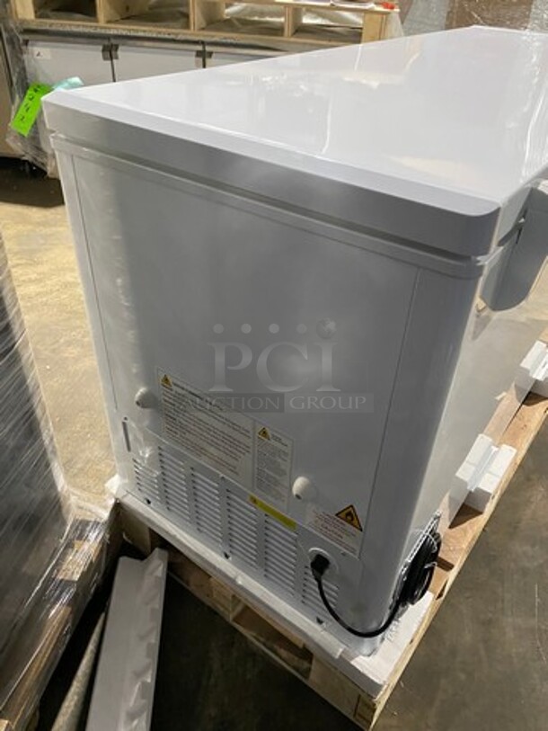 NEW! SCRATCH-N-DENT! LATE MODEL! Kelvinator Commercial Reach Down Chest Freezer! With Hinged Top Lid! Model: KCCF210WH SN: 148200020 115V - Image 5 of 12