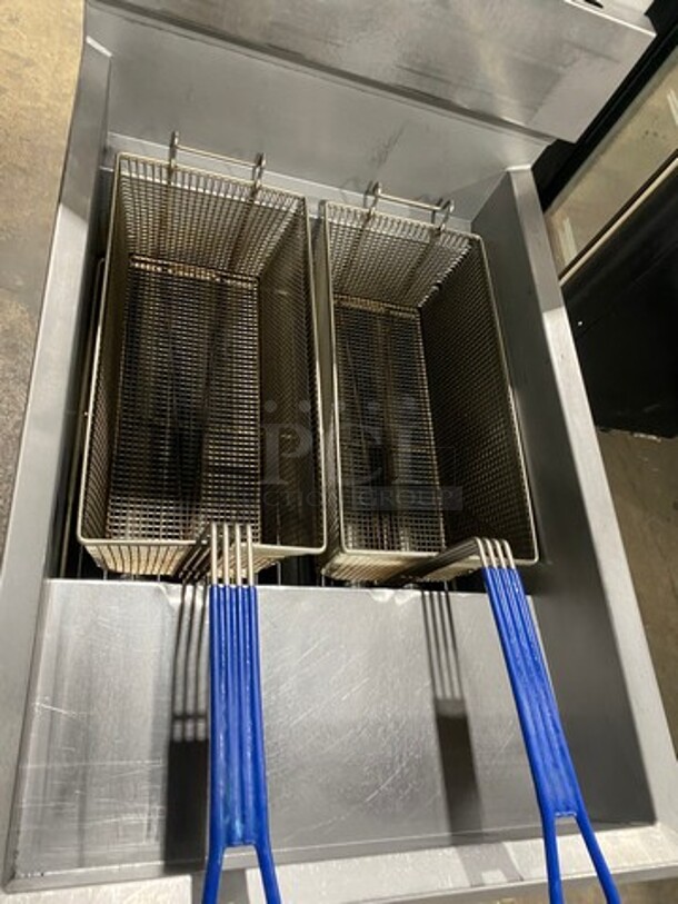 Pitco Commercial Natural Gas Powered Deep Fat Fryer! With Backsplash! With 2 Metal Frying Baskets! All Stainless Steel! On Casters! Model: 65C SN: G21FC042339 - Image 5 of 9